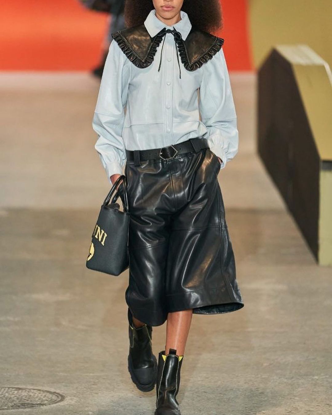 Новый тренд из Голливуда: стилист показала, как носить воротнички