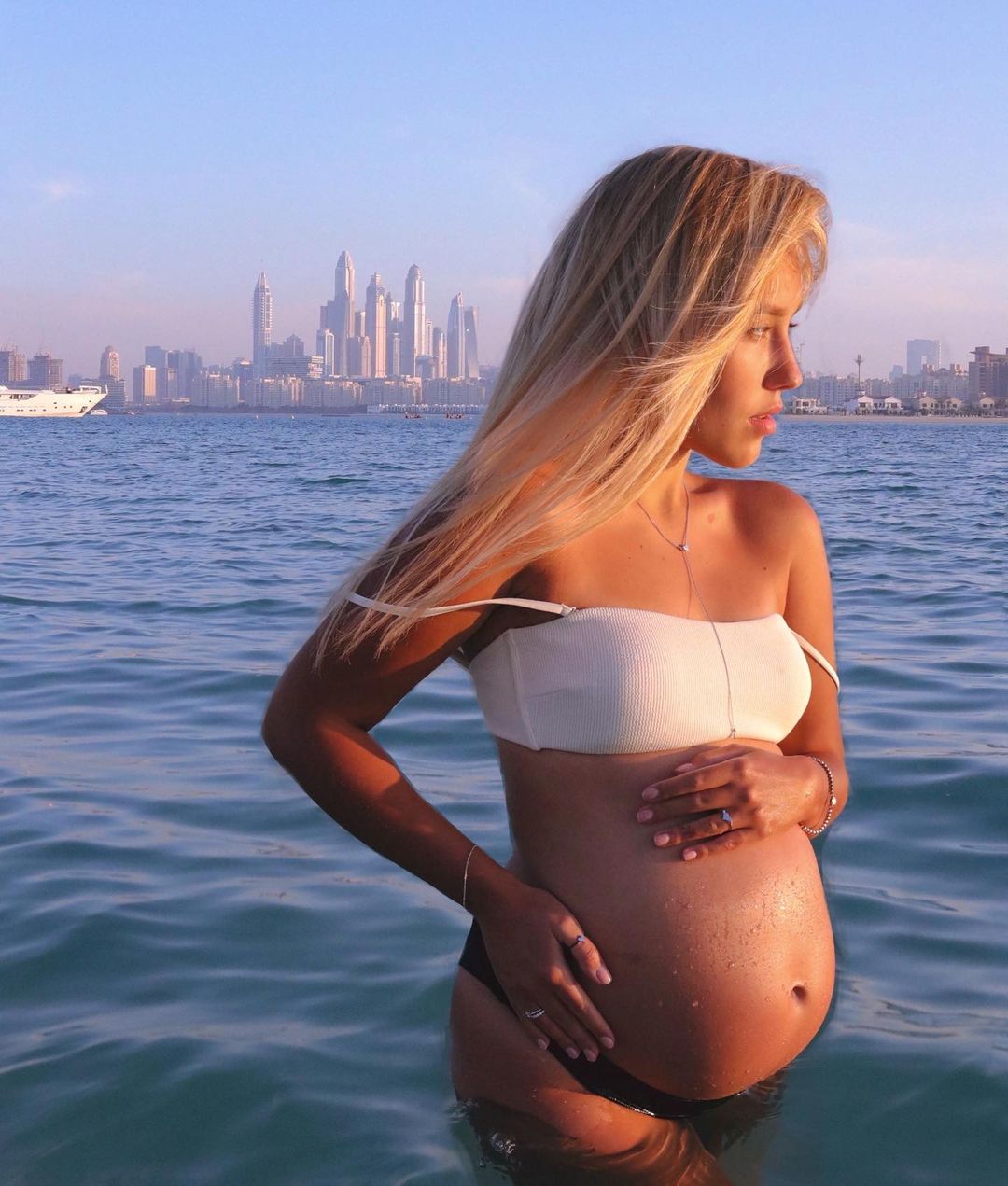 У вас двойня? Беременная Квиткова вызвала ажиотаж в сети фотосетом в бикини