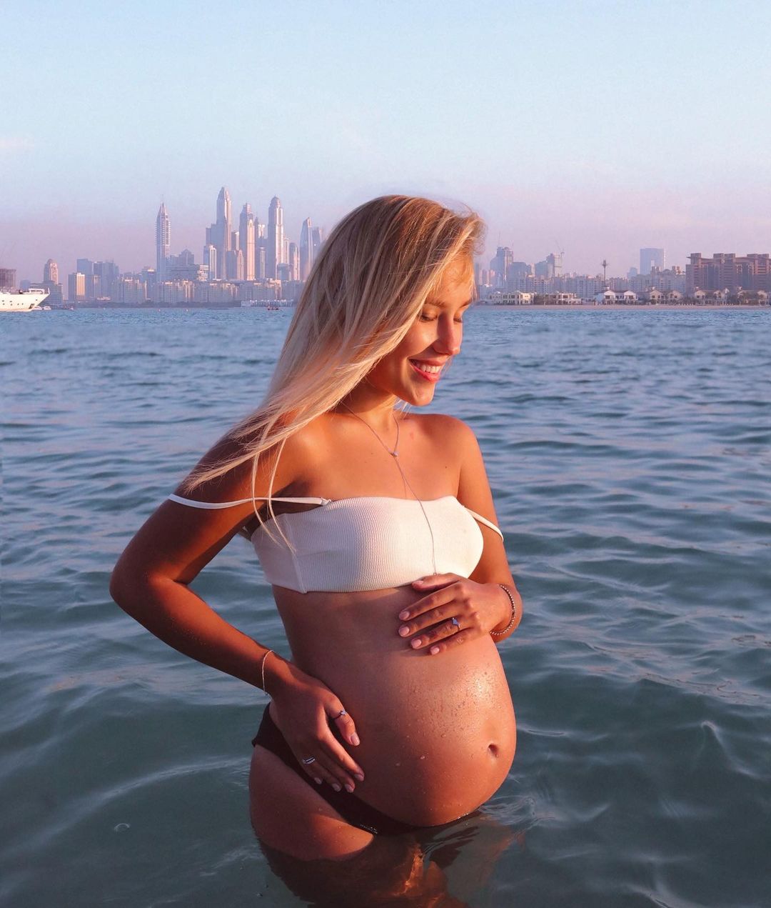 У вас двойня? Беременная Квиткова вызвала ажиотаж в сети фотосетом в бикини