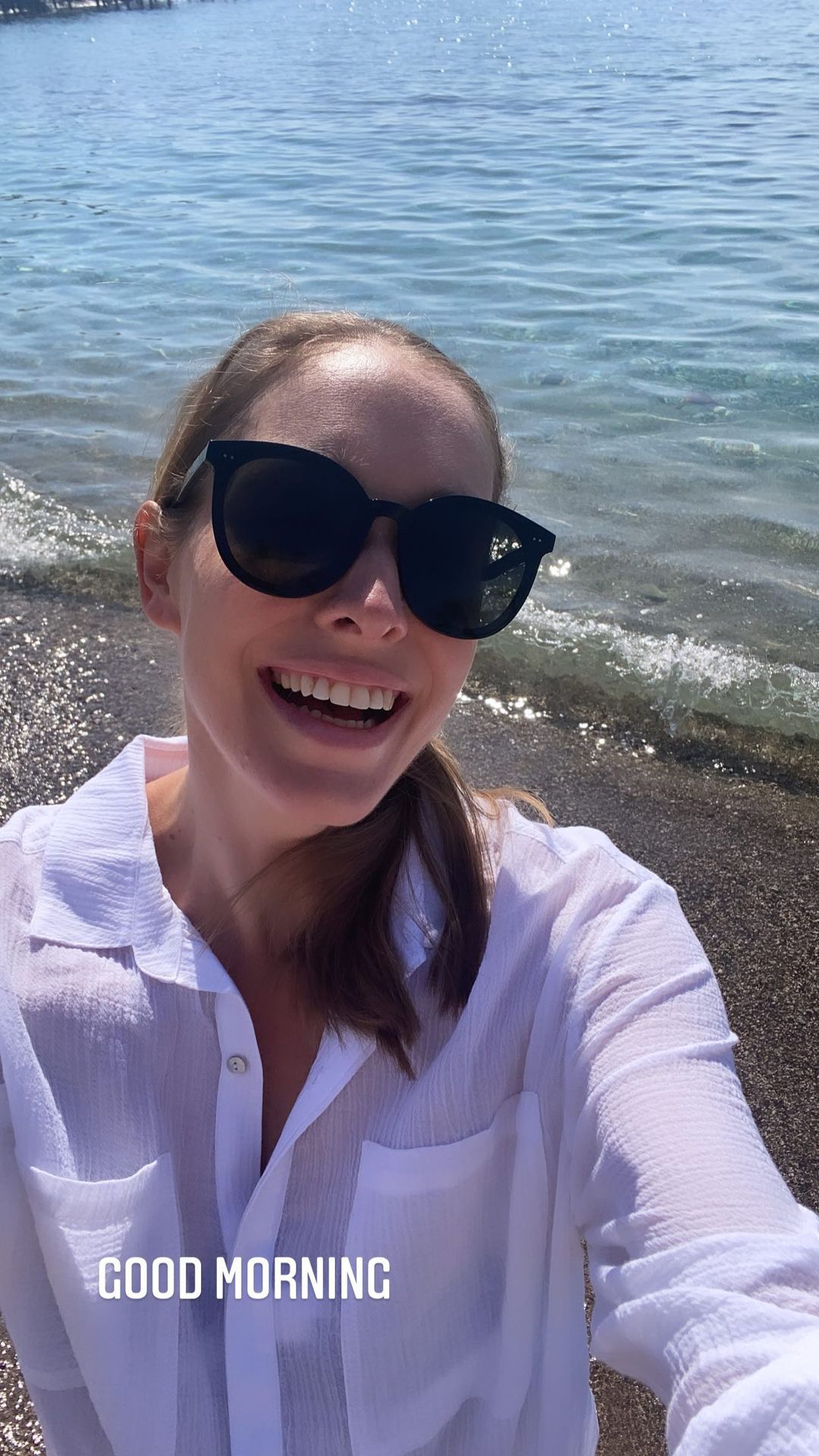 Сама нежность: скрывающая беременность Осадчая в свободном наряде покорила морским фотосетом