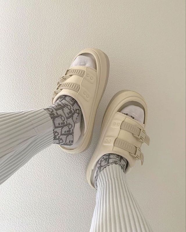 Носки с сандалями и новая база: стилист рассказала, какую обувь носить этим летом и весной