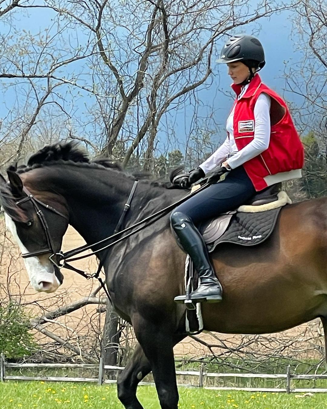 Струнка і стильна: Белла Хадід в облягаючому вбранні вирушила на кінну прогулянку