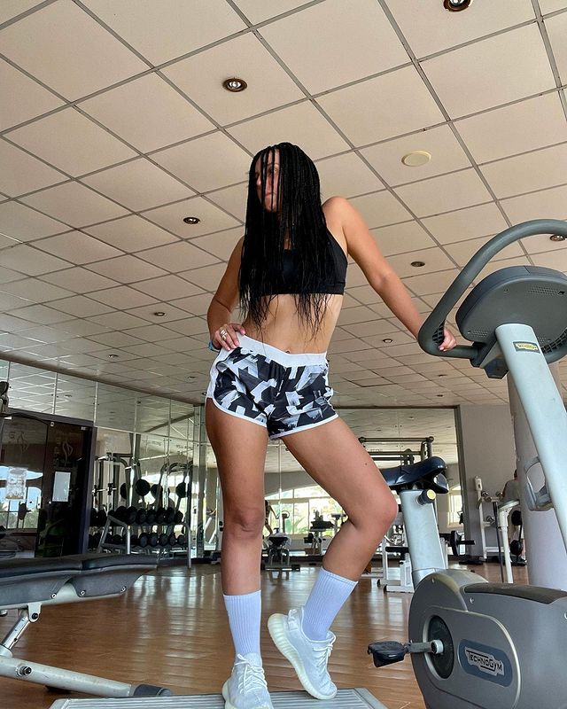 Схудла Джамала в мікротопі і коротких шортах вразила спокусливим танцем