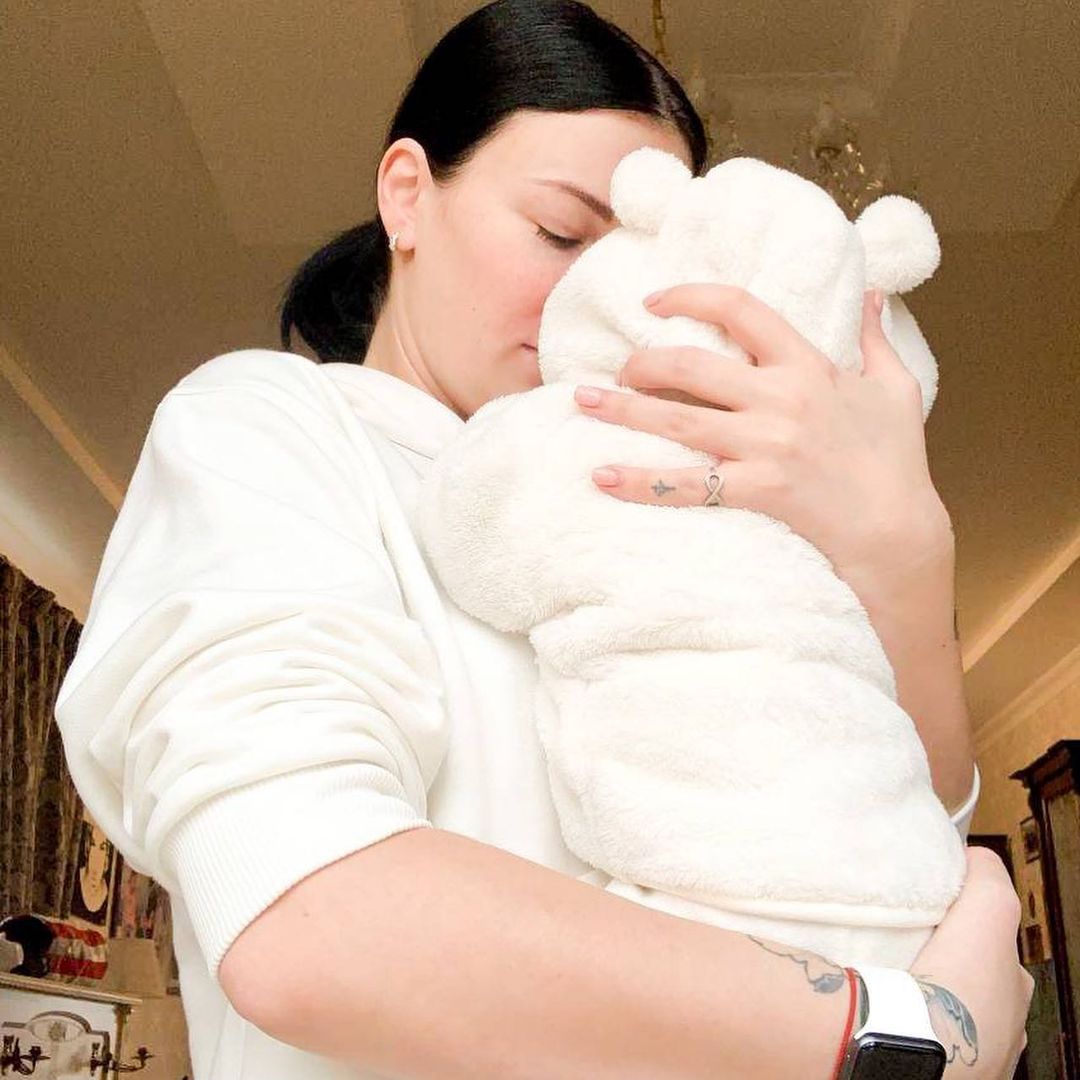 Как же мило! Анастасия Приходько без макияжа очаровала family look с малышом