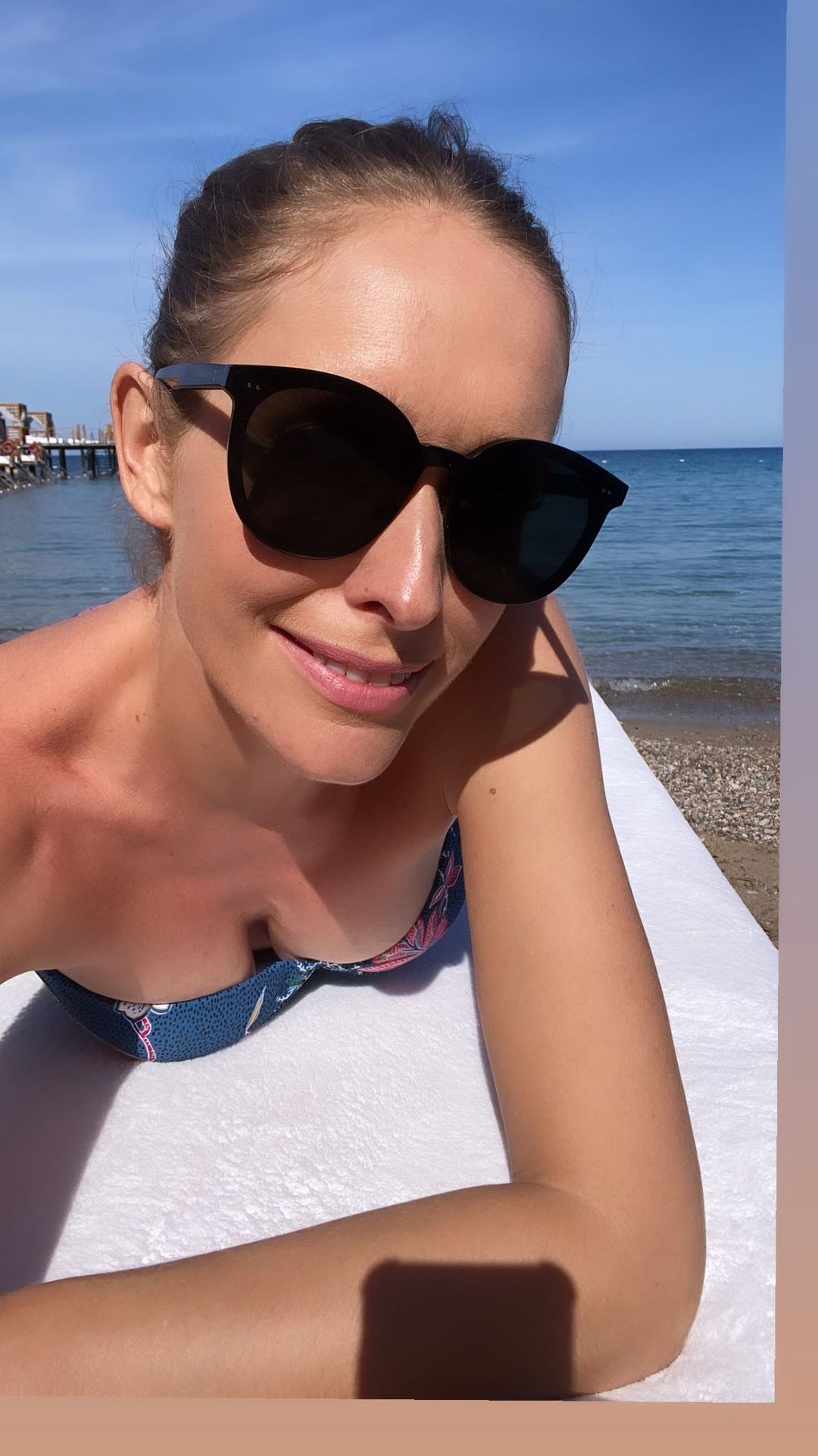 Полякова и Осадчая в купальниках прогулялись по пляжу в Турции (видео)