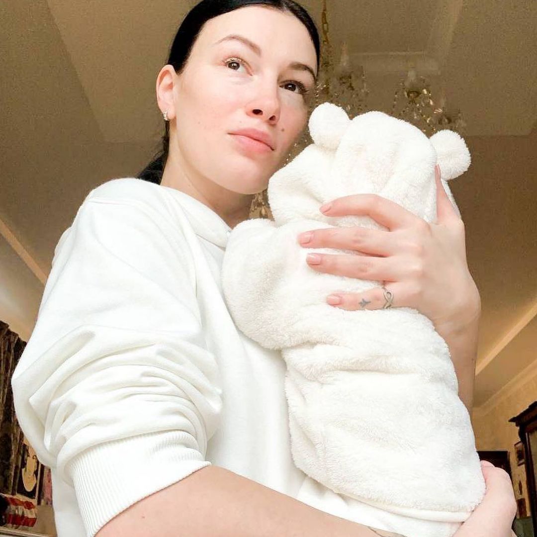 Как же мило! Анастасия Приходько без макияжа очаровала family look с малышом