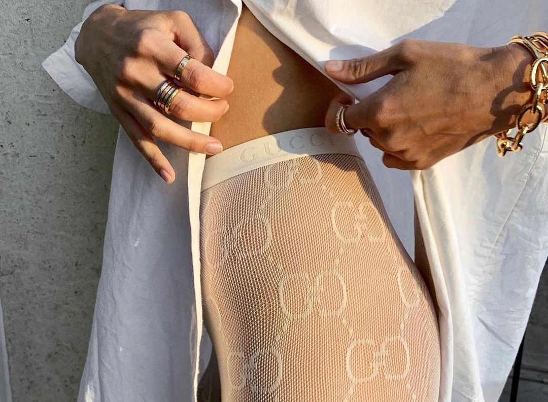 На купальниках и очках: стилист показала, как носить массивные цепи в 2021