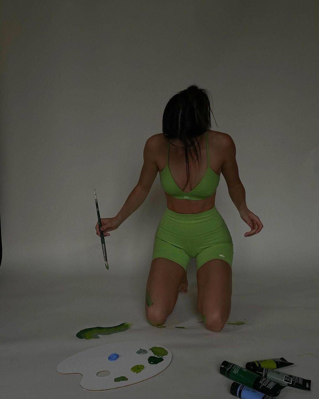 У велосипедках і топі: Кендалл Дженнер в облягаючому вбранні захопила витонченою фігурою