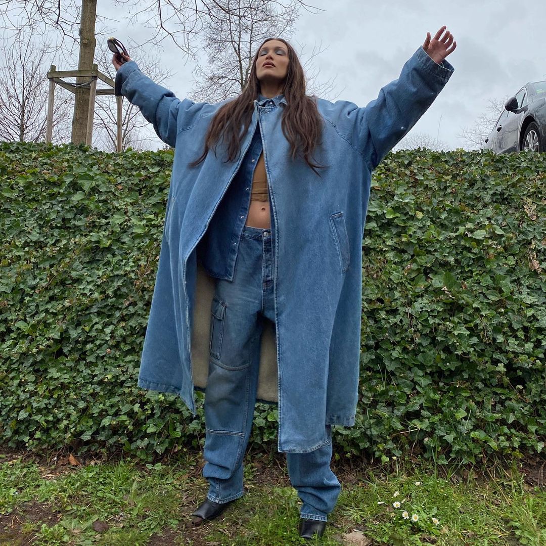 Багатошаровість і total denim: Белла Хадід вирушила на прогулянку в ультрамодному образі