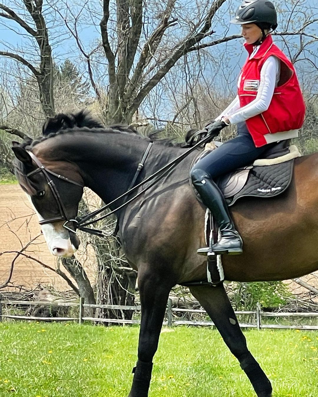 Струнка і стильна: Белла Хадід в облягаючому вбранні вирушила на кінну прогулянку