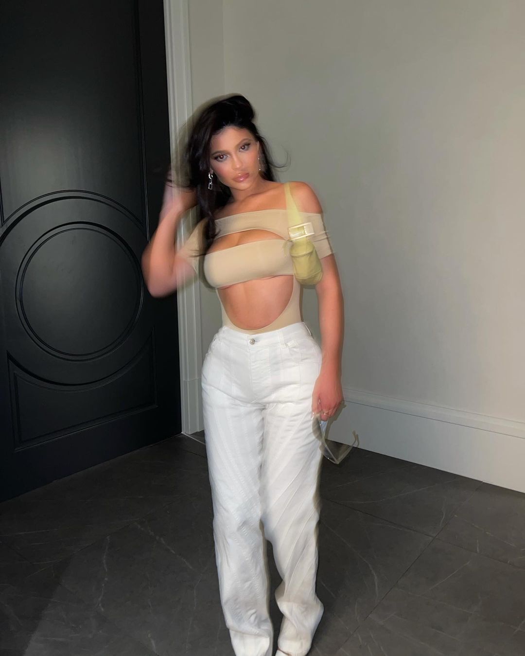 Срочно купить: Кайли Дженнер демонстрирует спортивную фигуру в самом модном топе лета