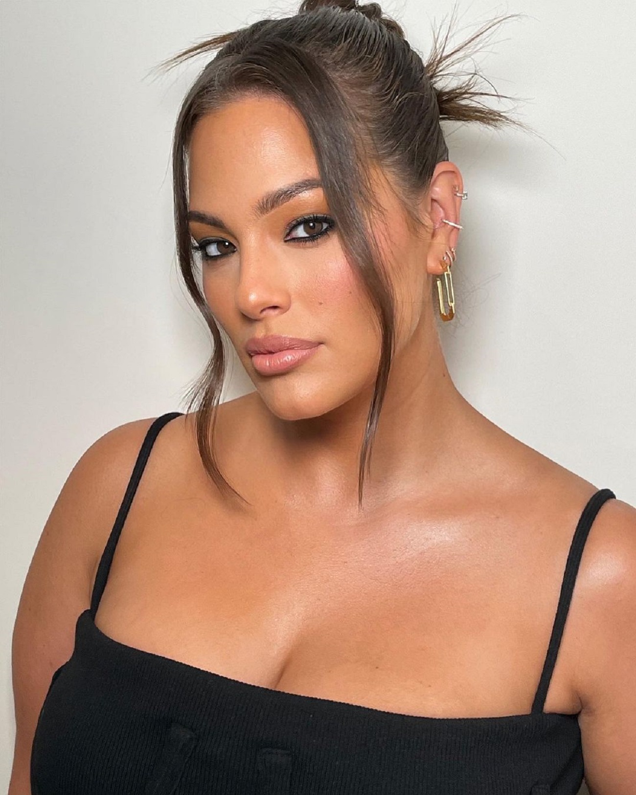 Лаконічно і стильно: Ешлі Грем в розкішному образі на вихід підірвала мережу