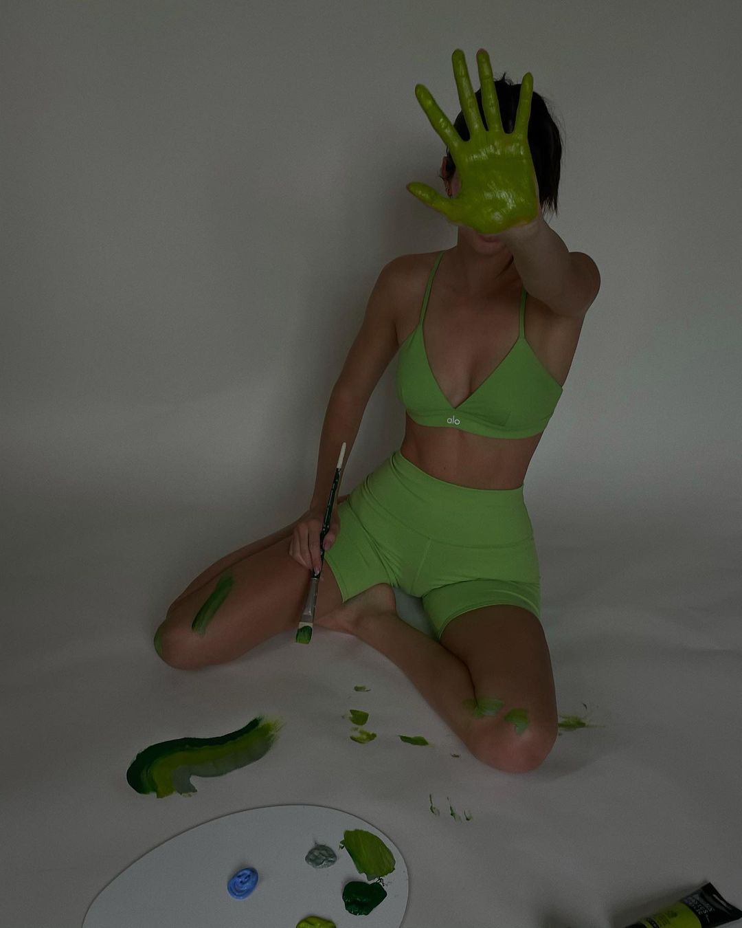 У велосипедках і топі: Кендалл Дженнер в облягаючому вбранні захопила витонченою фігурою