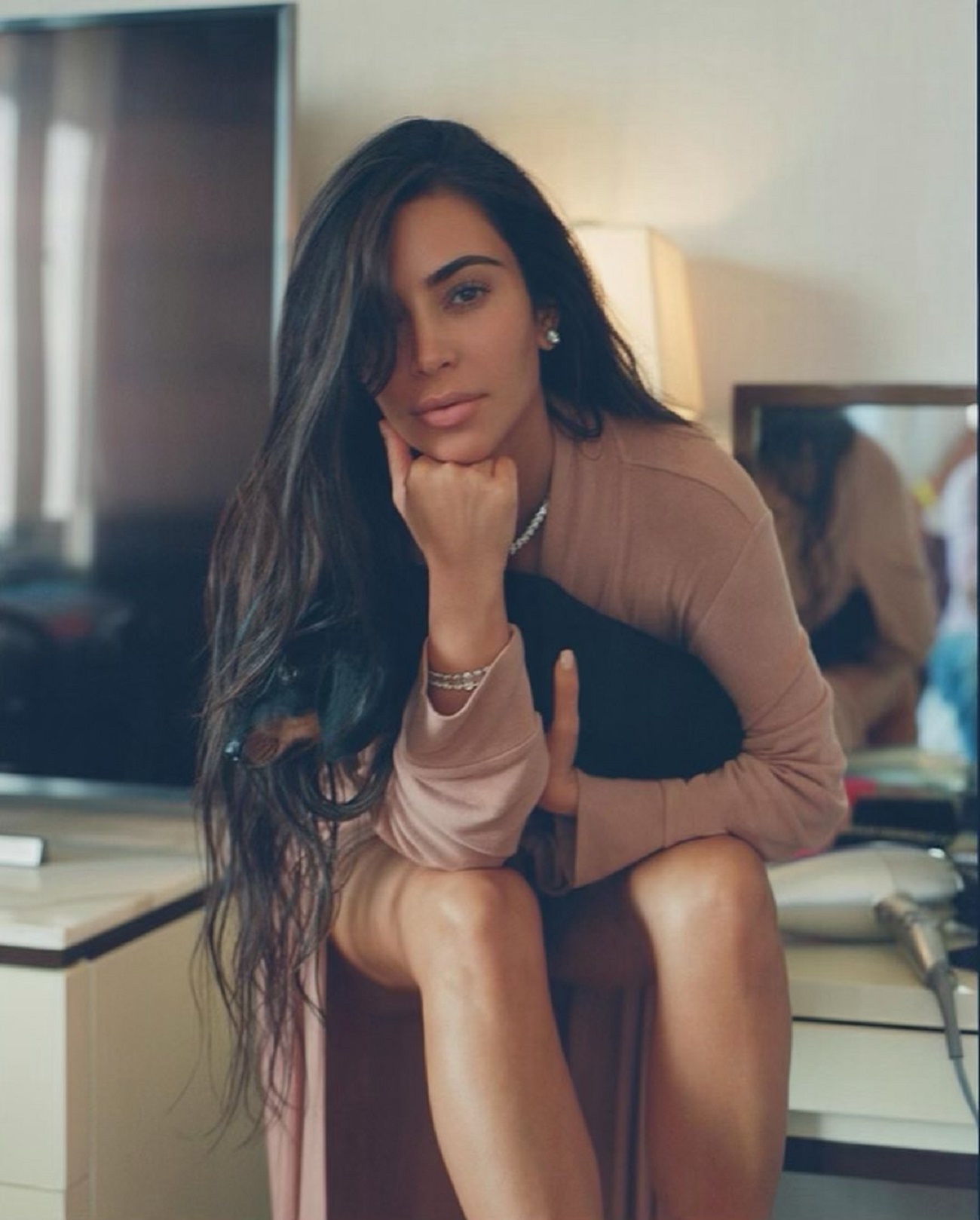 Без макияжа и укладок: Ким Кардашьян показала "честное" фото из реальной жизни