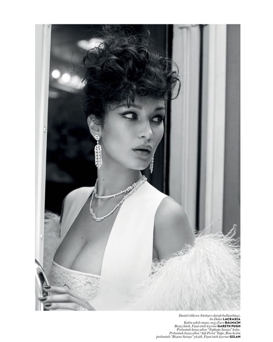 Спокуслива наречена: Белла Хадід в шикарному весільному вбранні захопила мережу