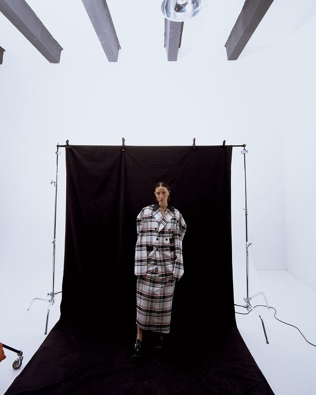 Від елегантної спокуси до street-style: Дорофєєва підкорила калейдоскопом образів, чоловік не встояв