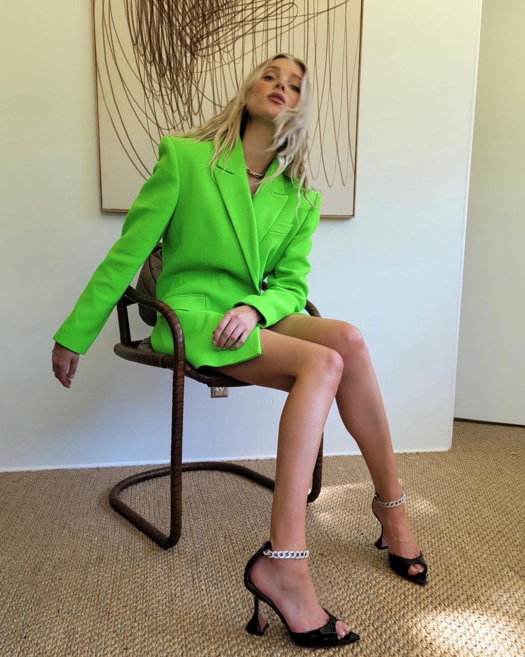 В офис и на учебу: стилист показала, какие костюмы в тренде осенью 2021