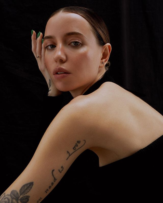 Від елегантної спокуси до street-style: Дорофєєва підкорила калейдоскопом образів, чоловік не встояв