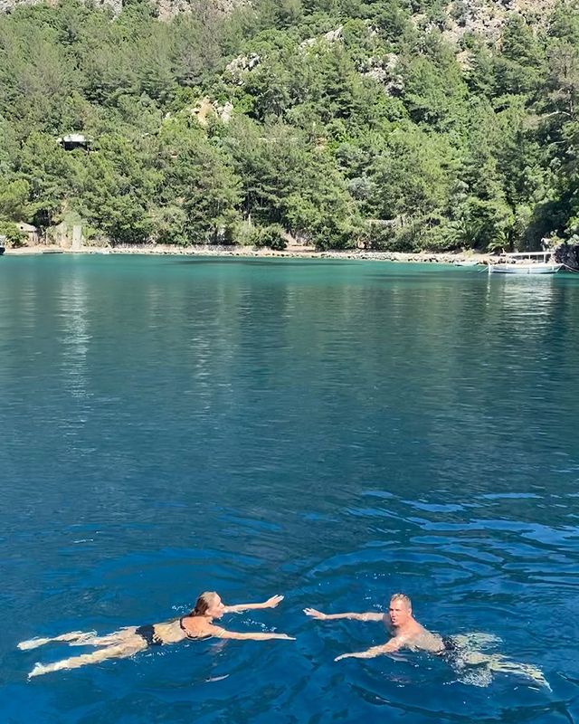 Вагітна Осадча в бікіні сполошила мережу, а Горбунов з сином показали чоловічу силу