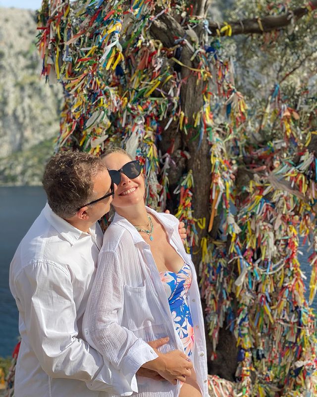 Абсолютне щастя: Горбунов зворушив ніжністю з вагітною Осадчою в купальнику