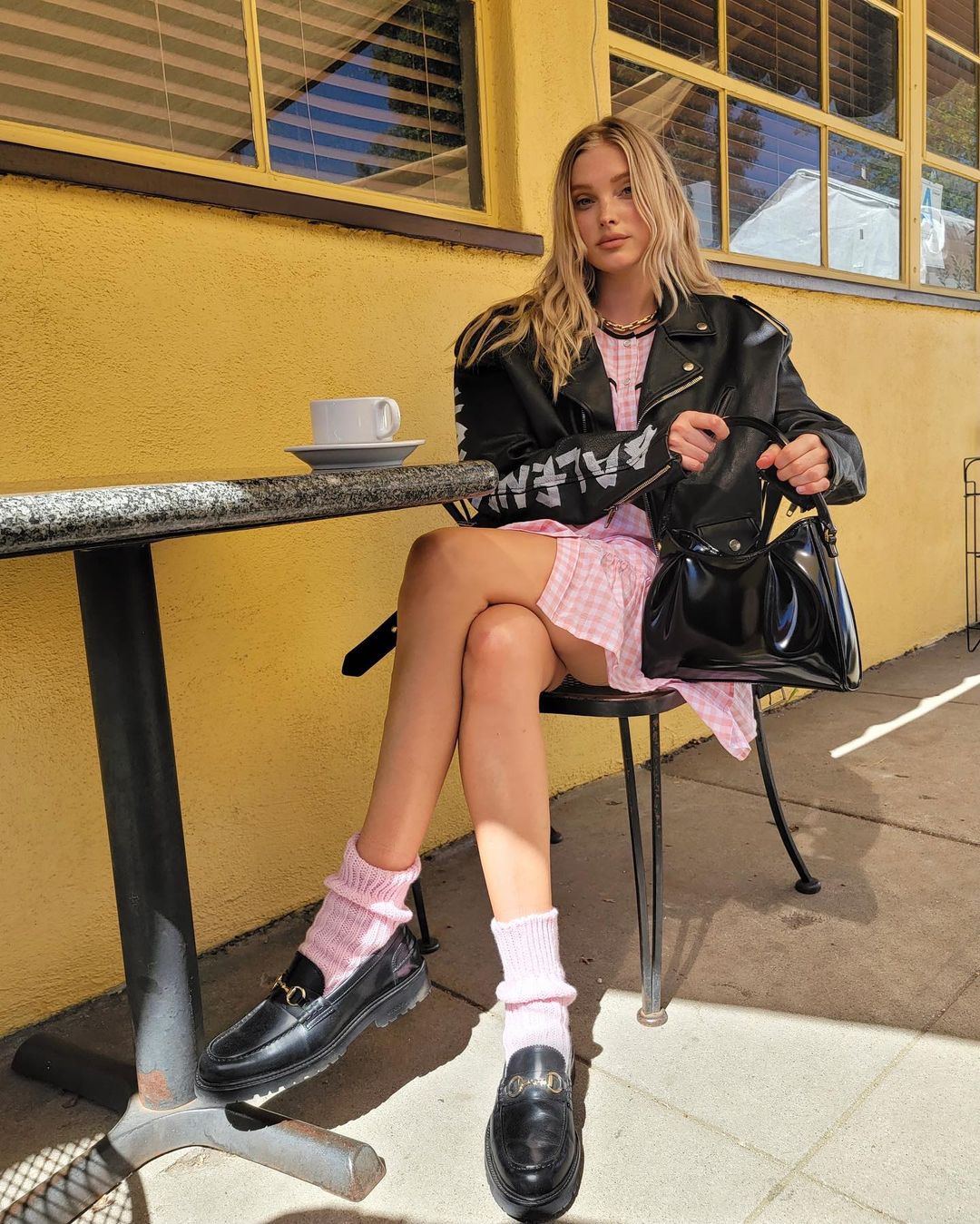 Эта обувь творит чудеса: стилист показала, как носить лоферы и дерби летом 2021