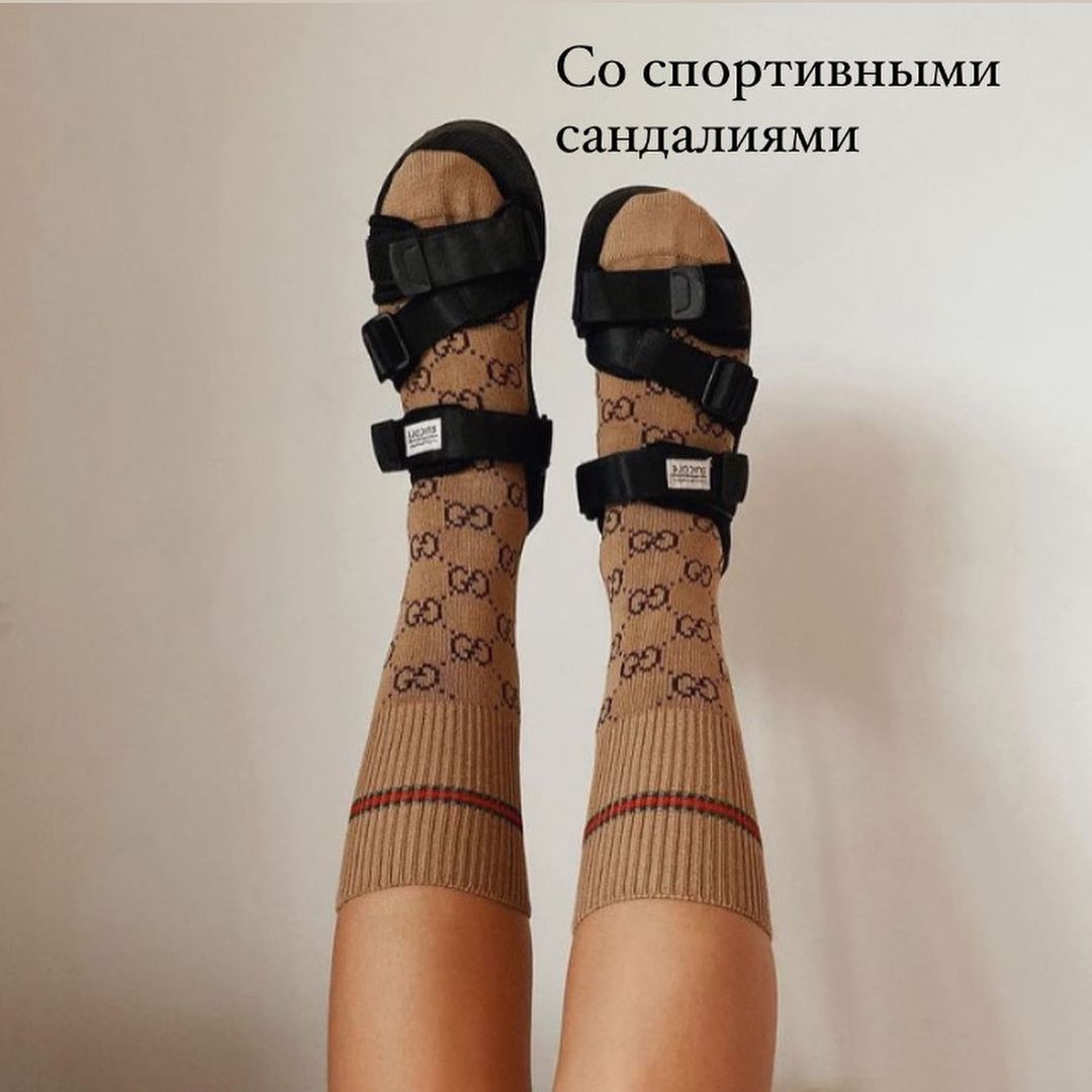 Тапочки с носками: стилист рассказала о популярном ugly-тренде лета 2021