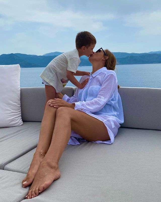 Счастливая Осадчая засветила лицо младшего сыночка: &quot;не думала, что буду мамой троих&quot;