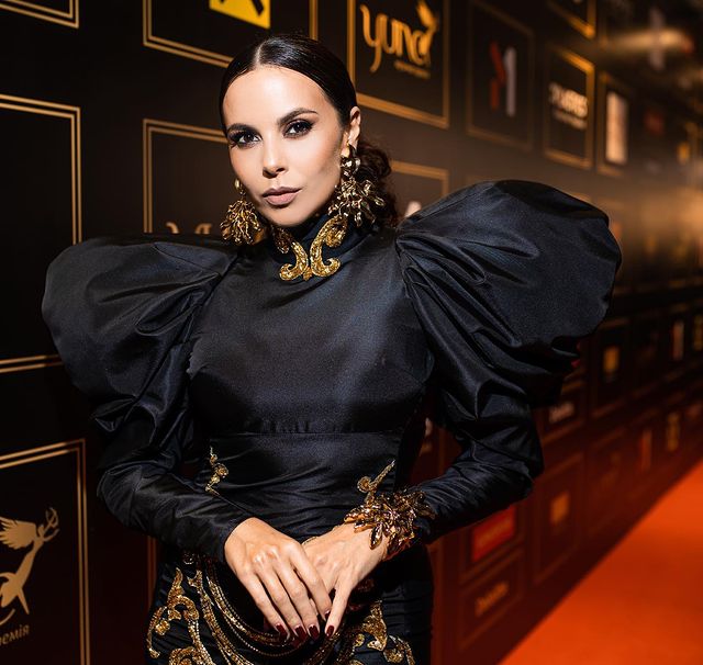 Богиня! Потап захопився Каменських у розкішному атласному міні на премії YUNA 2021