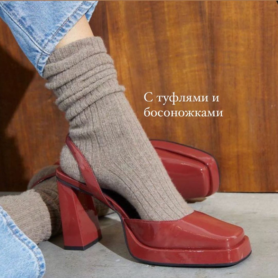 Тапочки с носками: стилист рассказала о популярном ugly-тренде лета 2021