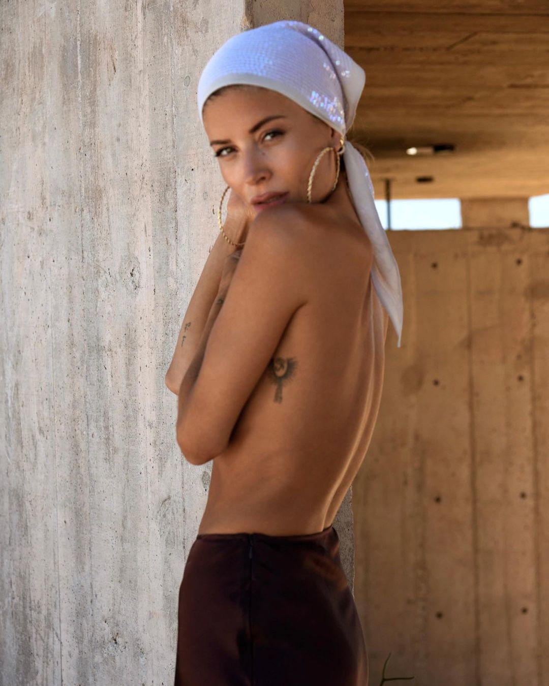 На руке и на щиколотке: стилист показала 3 варианта, как носить шелковый платок этим летом