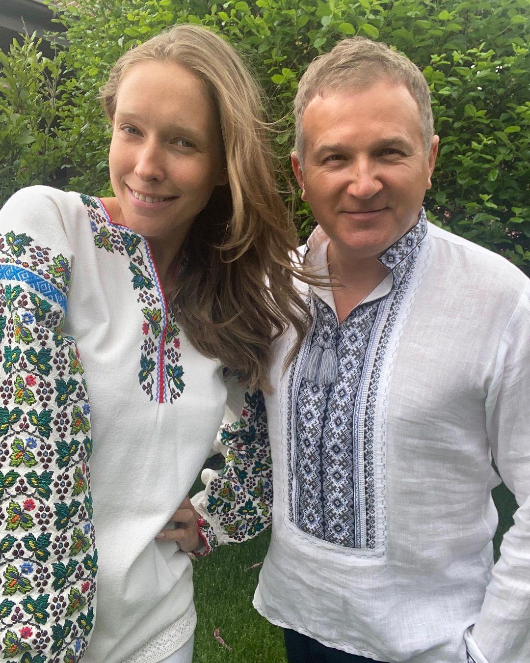 Украинские звезды похвастались колоритными нарядами в День вышиванки