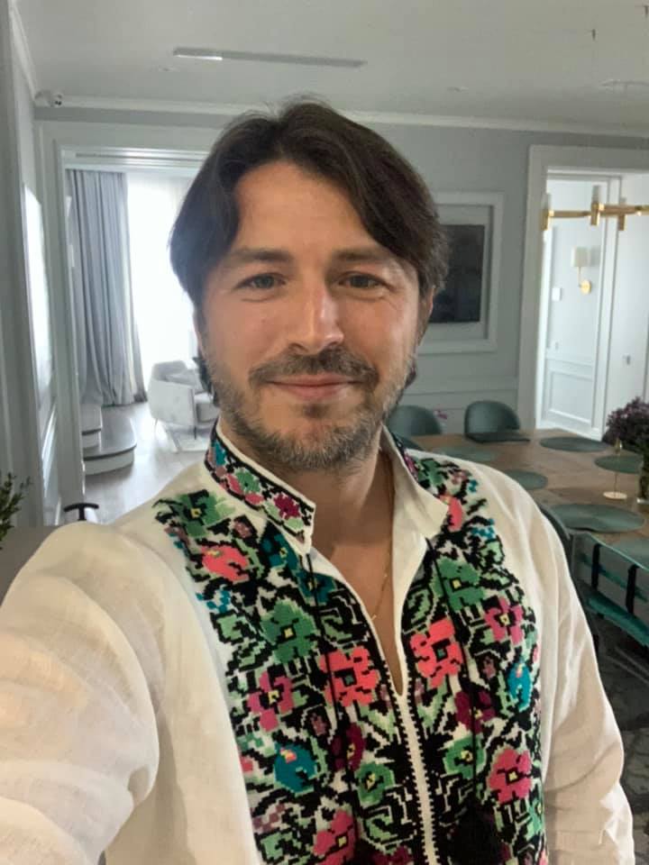 Украинские звезды похвастались колоритными нарядами в День вышиванки