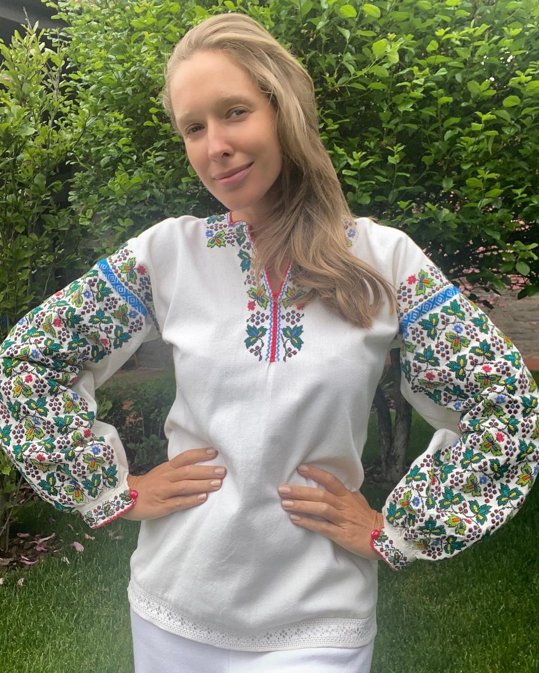 Украинские звезды похвастались колоритными нарядами в День вышиванки