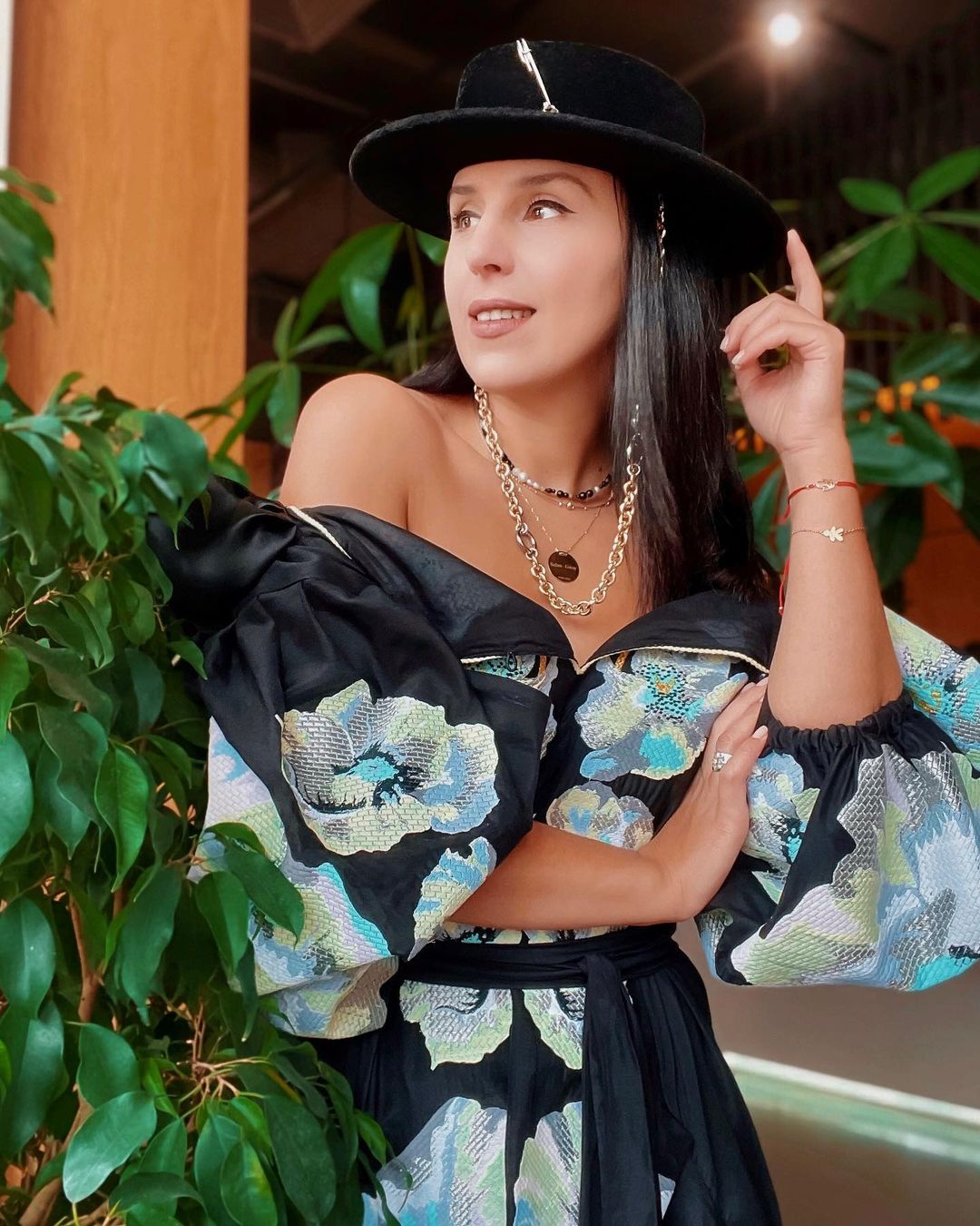 Украинские звезды похвастались колоритными нарядами в День вышиванки