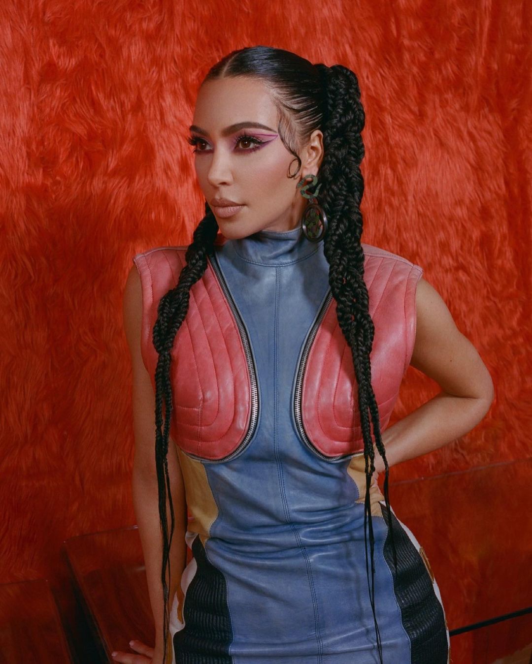 Неймовірна: Кім Кардашьян показала, як носити один з найбільш трендових аксесуарів літа