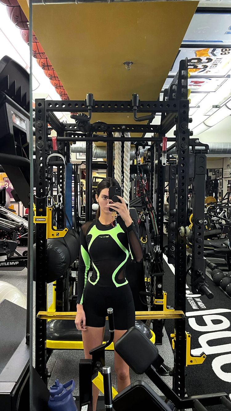 Жилет на голое тело и широкие брюки: Кендалл Дженнер восхитила новым стильным нарядом