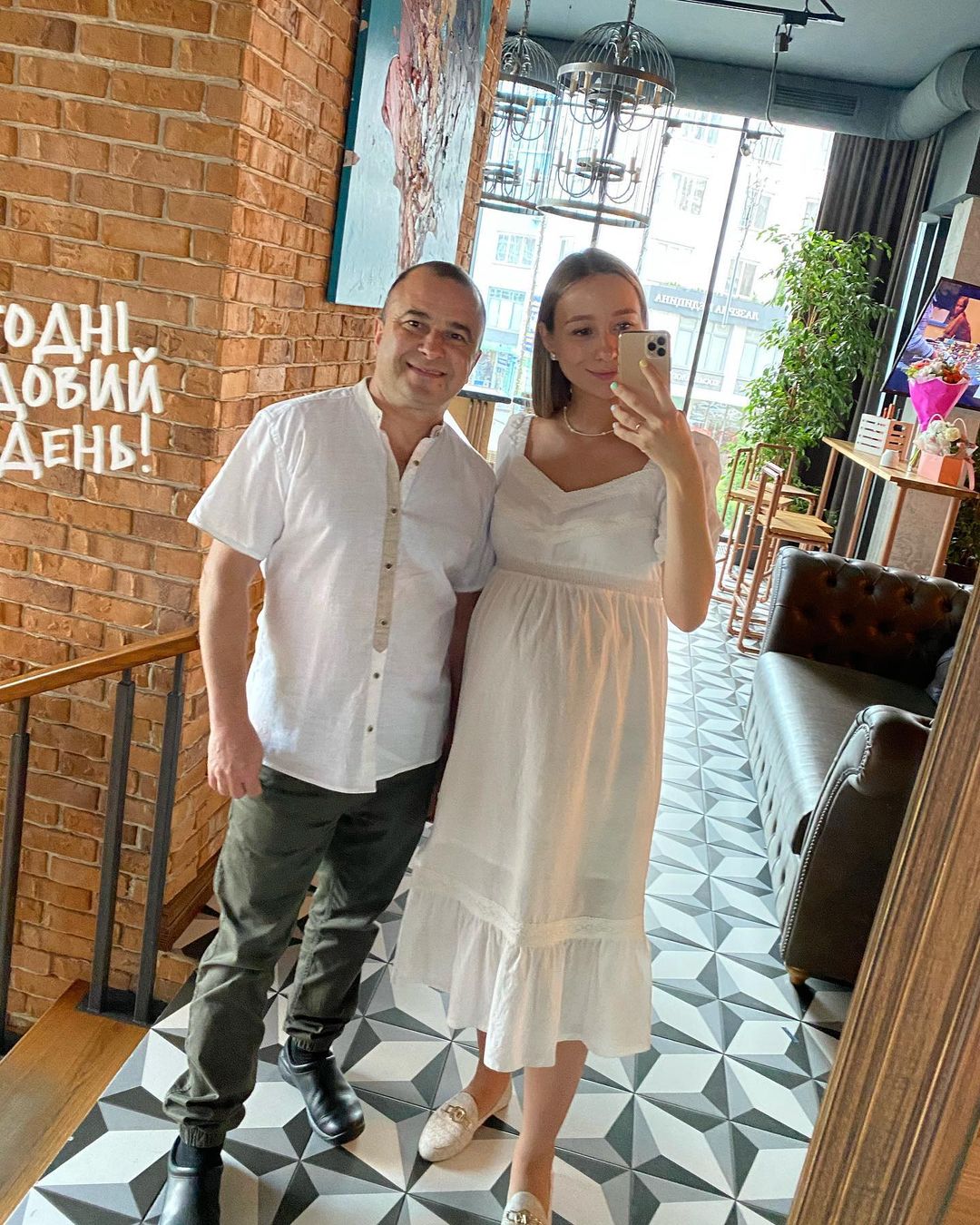 Віктор Павлик та його молода дружина відсвяткували першу річницю весілля: фото щасливої пари