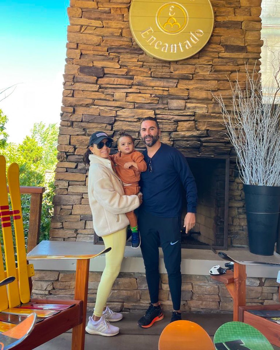 Слишком мило! Ева Лонгория растрогала семейным фото с мужем и сыном