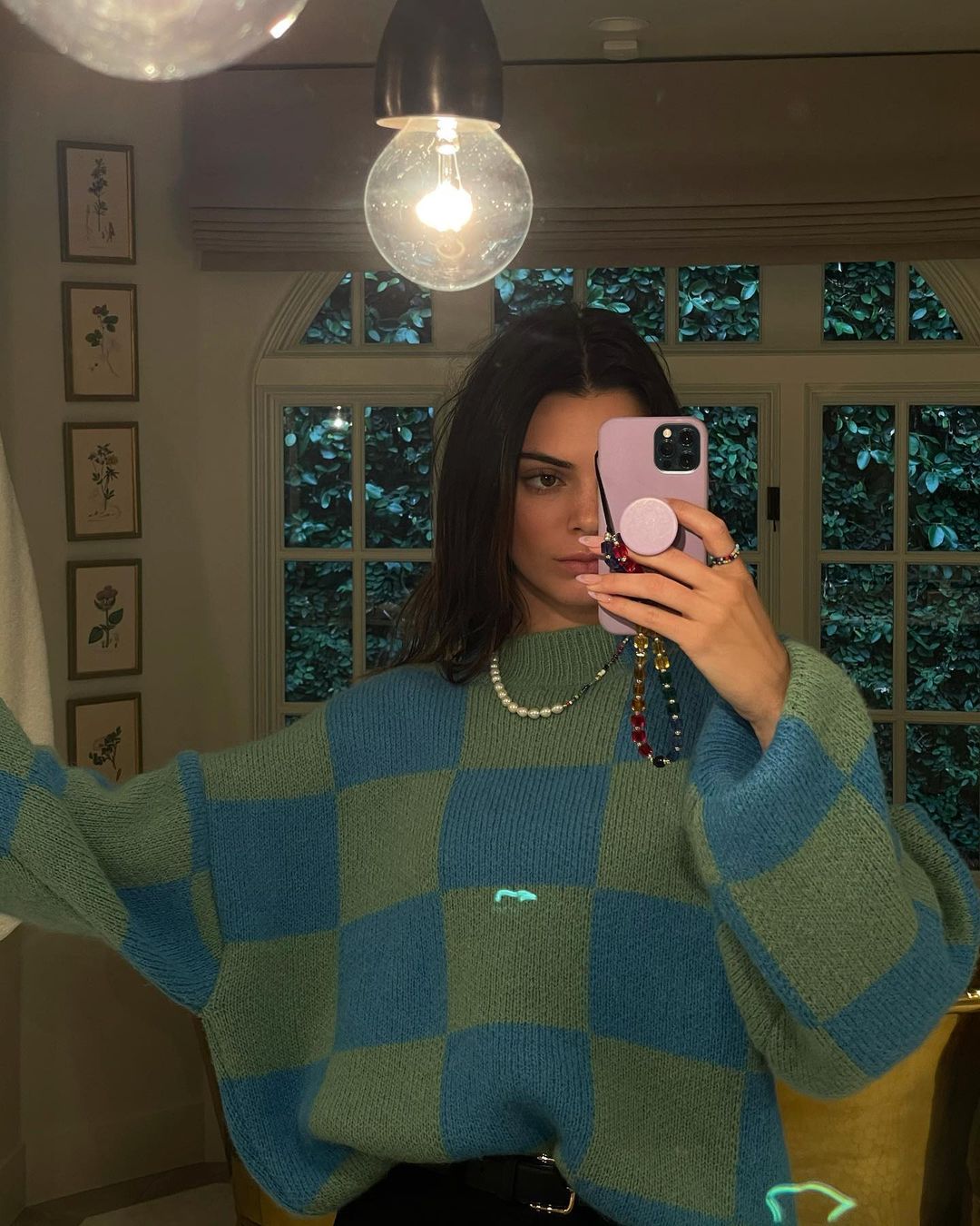 Осиная талия и бесконечные ноги: Кендалл Дженнер показала идеальную фигуру в стильном луке