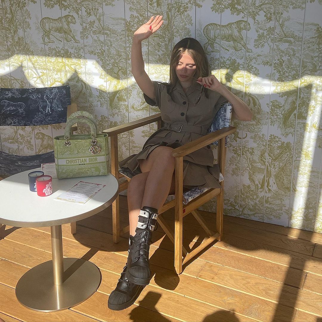 У стилі "сафарі": юна дочка Джуда Лоу демонструє трендовий образ літа