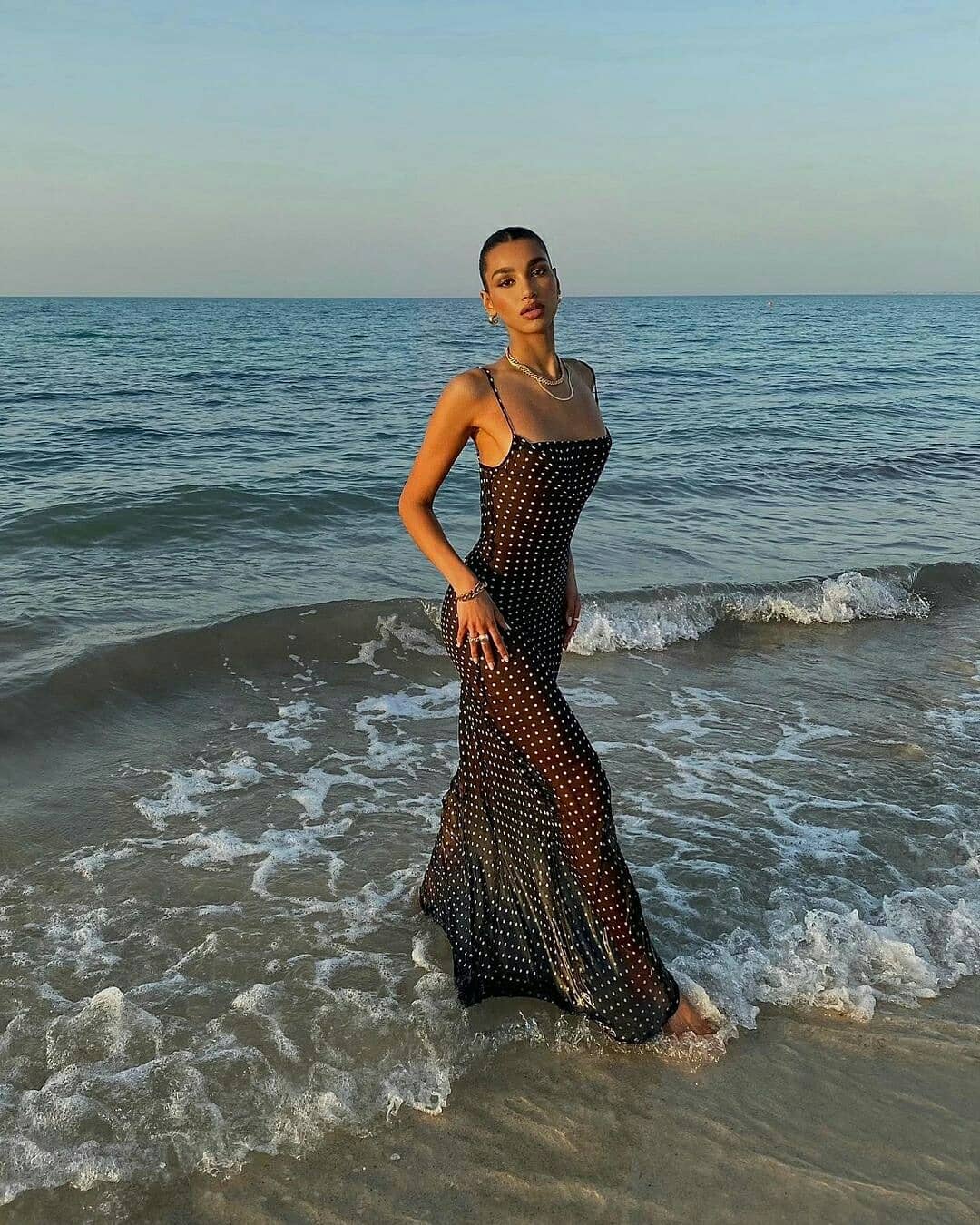 Вечная классика: стилист показала принт на платье, который никогда не выходит из моды