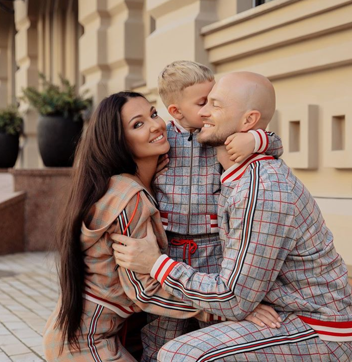 Настоящая команда: Влад Яма с семьей восхитил трогательным family look