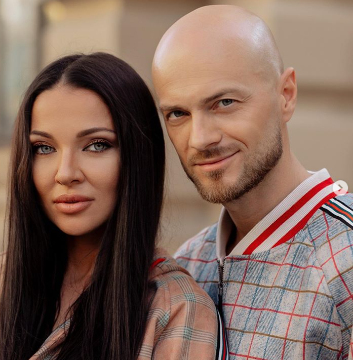 Настоящая команда: Влад Яма с семьей восхитил трогательным family look
