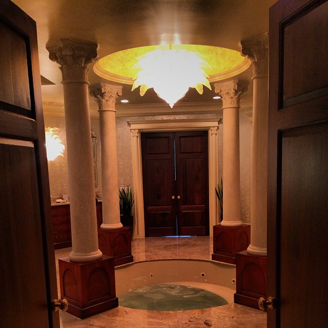 Меган Маркл і принц Гаррі сидять на карантині в розкішному особняку: фото зсередини