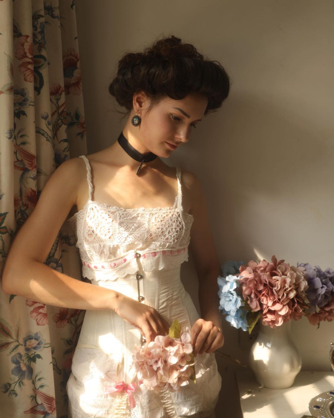 Українка кожен день ходила по вулицях в одязі минулих століть і прославилася