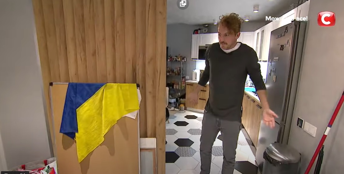 Труси друга та купа зубних щіток: Євген Клопотенко показав свою холостяцьку квартиру