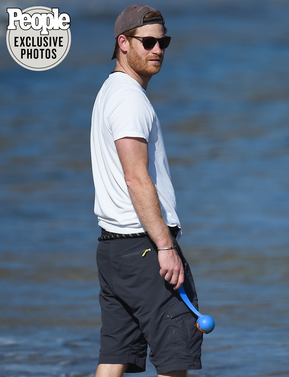 Принц Гаррі прогулявся босоніж по пляжу, щоб розважити друга (фото)