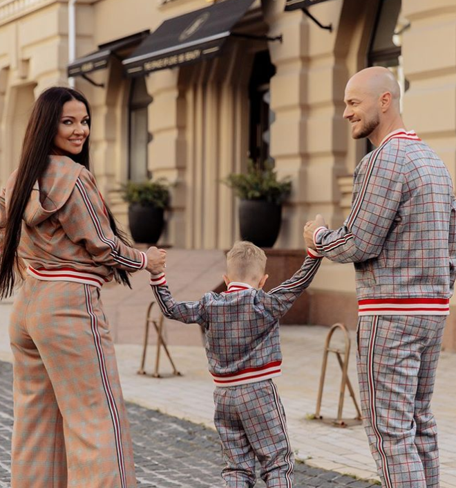Настоящая команда: Влад Яма с семьей восхитил трогательным family look