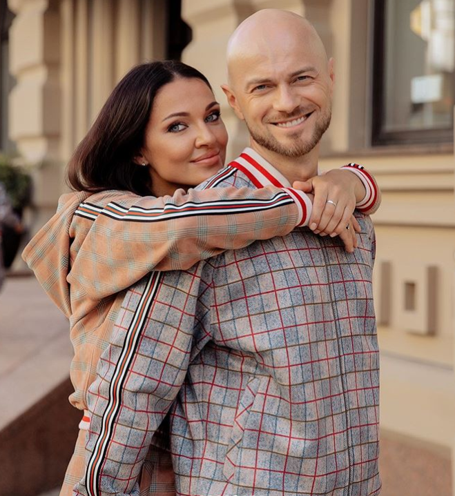 Настоящая команда: Влад Яма с семьей восхитил трогательным family look