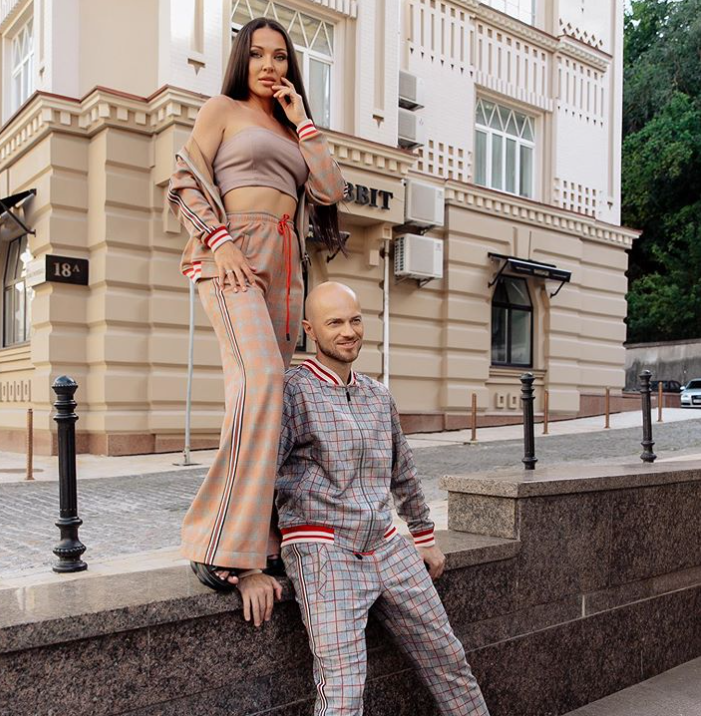 Настоящая команда: Влад Яма с семьей восхитил трогательным family look